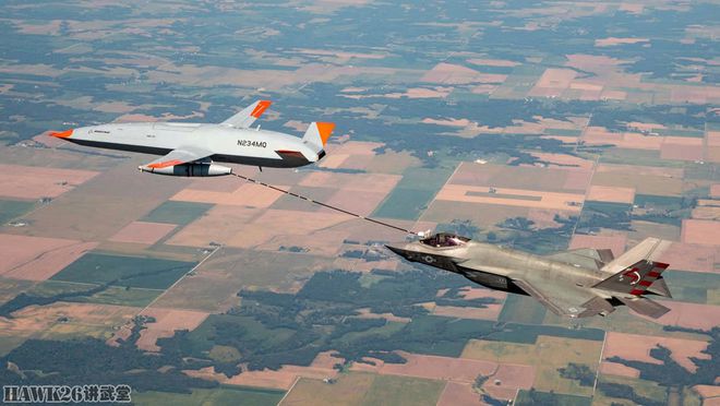 美国MQ-25“黄貂鱼”舰载无人机完成对F-35C战机空中加油试飞(图1) 美国MQ-25“黄貂鱼”舰载无人机完成对F-35C战机空中加油试飞(图1)