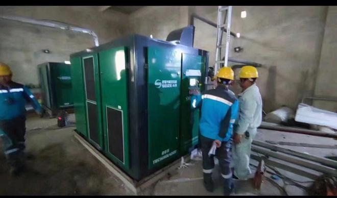 萨震节能空压机已到客户工厂正在安装(图2) 萨震节能空压机已到客户工厂正在安装(图2)