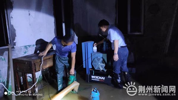 中国电信松滋分公司:一场惊心动魄的水中抢修(图1) 中国电信松滋分公司:一场惊心动魄的水中抢修(图1)