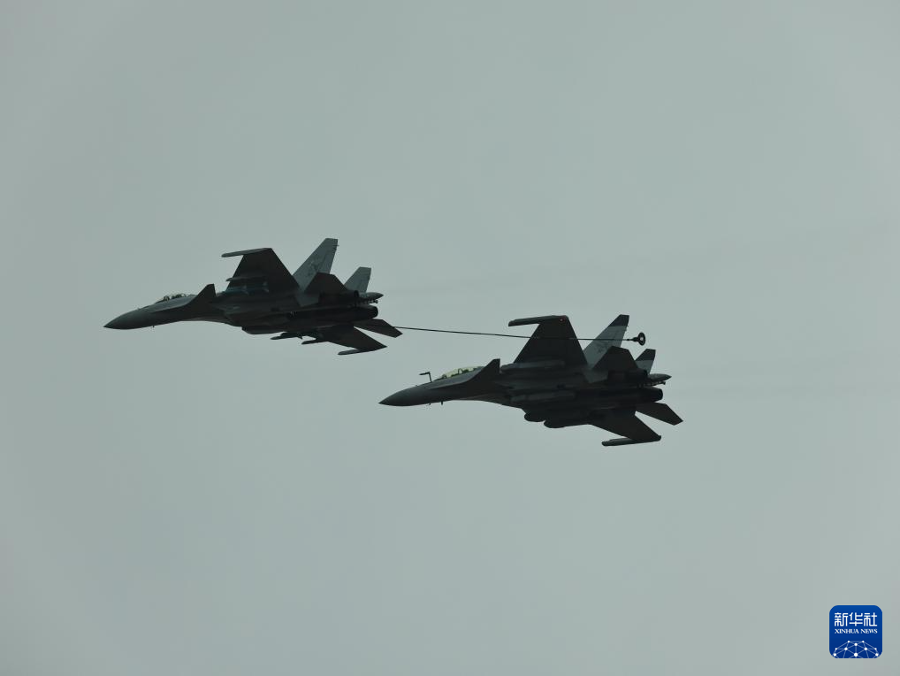 中国航展海军航空兵进行伙伴加油飞行课目表演(图1) 中国航展海军航空兵进行伙伴加油飞行课目表演(图1)